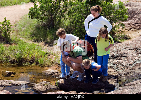 Eine Familie von Wanderern an Enchanted Rock State natürliche Bereich Fredericksburg, Texas Stockfoto