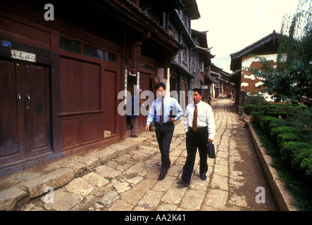 2 zwei Chinesen Person Männer Männer Geschäftsleute ein Spaziergang in der alten Stadt von Lijiang Yunnan Provinz China Asien Stockfoto