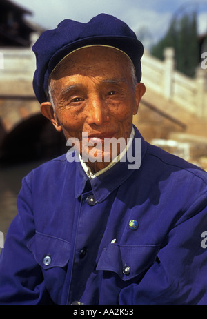 1, 1, Zhang lange Han, Musiker, Chinesischer Mann, alter Mann, älterer Mann, reifer Mann, Porträt, Augenkontakt, Vorderansicht, Lijiang, Yunnan, China Stockfoto