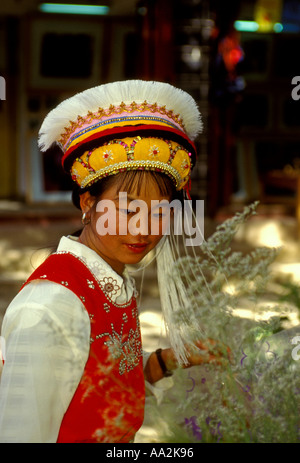 Bai Trägerin Kopfschmuck in der alten Stadt von Lijiang Yunnan Provinz China Asien Stockfoto