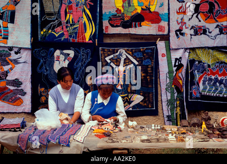 Chinesische Frauen, Frauen, Bai Bai Ethnizität, ethnische Gruppe, die ethnischen Minderheiten angehören, Anbietern, Verkaufen, Batik, Montag Markt, Shaping, Provinz Yunnan, China, Asien Stockfoto