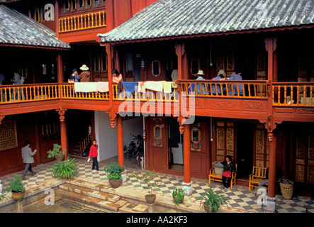 Chinesen Person Patienten im Hof in einem Krankenhaus in der alten Stadt von Lijiang Yunnan Provinz China Asien Stockfoto