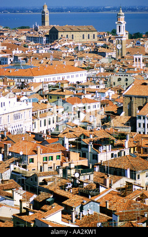 Italien, Venedig, Dächer in der Sonne mit Lagune in Ferne, erhöht, Ansicht Stockfoto