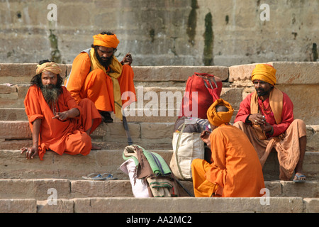 Vier heilige Männer sitzen und reden auf He Ufern des Ganges Stockfoto