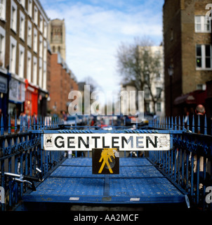 Herren unterzeichnen am Eingang zum öffentlichen Toiletten in Notting Hill, London England UK Stockfoto