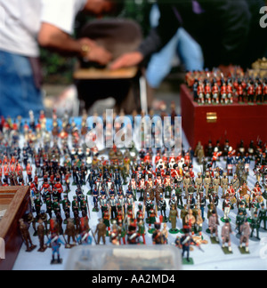 Eine Sammlung von Bleispielzeug-Soldatenkoldaten auf einem Marktstand in der Portobello Road in den Antiquitätenmärkten in London, England, GROSSBRITANNIEN, KATHY DEWITT Stockfoto