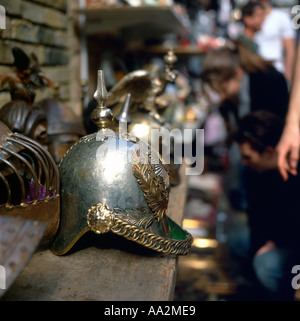 Eine antike Metall Queens Horse Guard Helm auf Anzeige zum Verkauf an einer Portobello Road Straße Marktstand in West London England UK KATHY DEWITT Stockfoto