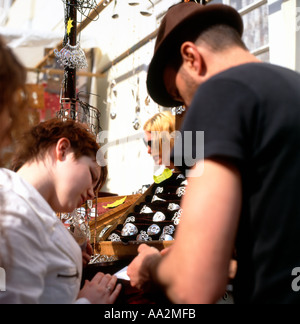 Eine Frau kauft Schmuck Portobello Road Market London Stockfoto