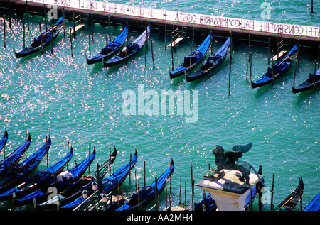 Italien, Venedig, blaue Gondeln auf dem Wasser, steinerne Statue des geflügelten Löwen mit Blick auf, erhöht, Ansicht Stockfoto