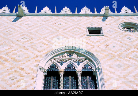 Italien, Venedig, Palazzo Ducale Dogenpalast Detail gewölbt verziert Fenster in gemusterten Steinmauer, Stein-Design und Dachrinnen o Stockfoto