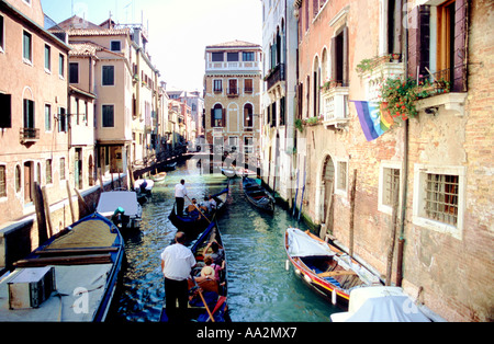 Italien, Venedig, schmalen canal San Marco Viertel, Gondeln und Boote, die Güter und Touristen in belebten Canal, Gebäude entweder si Stockfoto