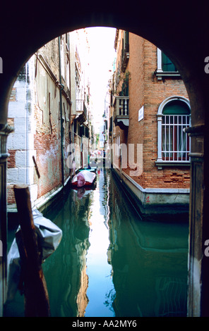 Italien, Venedig, schmalen Kanal Dorsoduro Viertel, kleinen Kanal mit Reflexion gesehen unter Torbogen Stockfoto