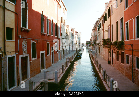 Italien, Venedig, schmalen Kanälen Dorsoduro Viertel, farbige Steinbauten mit Blick über den Kanal, Türen und Fenster Stockfoto