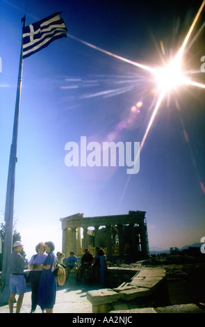 Touristen, die Parthenon, Athen, Griechenland, Oberer Ausschnitt, niedrigen Winkel anzeigen Stockfoto