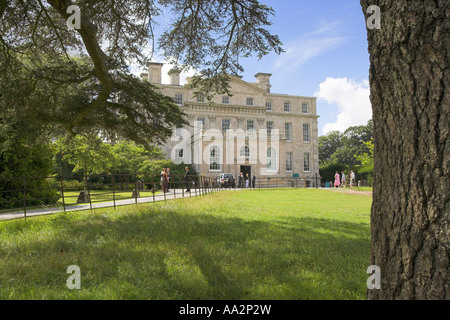 Kingston Maurward außerhalb von vorne an einem sonnigen Tag unter einem Baum während einer Hochzeit gesehen Stockfoto