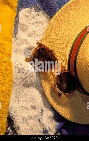 Sonnenbrille, Panama Hut, Handtuch, Ferienhäuser Utensilien am Strand, Cancun, Mexiko Stockfoto