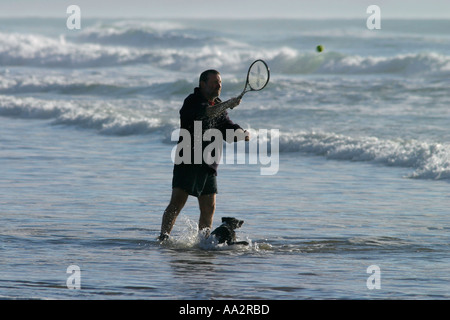 Mann und sein Hund am Strand in Neuseeland Stockfoto