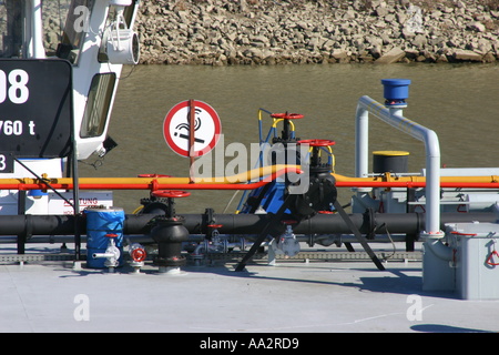 Rohre auf einem Tankschiff Stockfoto