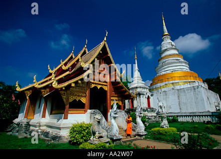 Thailändische Mönch, buddhistischer Mönch vor Wihaan, chedi, Lai Kham, Wat Phra Singh, Wat, Phra Singh, Chiang Mai, Chiang Mai Province, Thailand, Asien Stockfoto