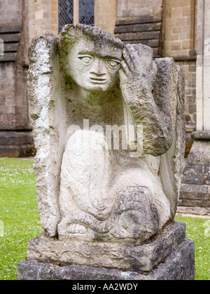Engel der St Matthew eine der vier Evangelisten Statue vor Kathedrale Wells England UK Stockfoto