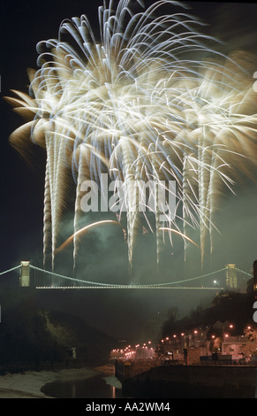 Brunel 200 Feuerwerk aus Bristol Hängebrücke feiert das Leben und die Errungenschaften von Isambard Kingdom Brunel Stockfoto