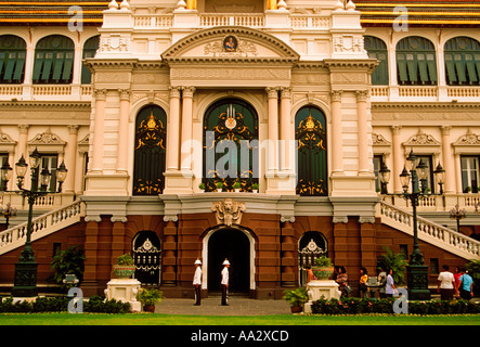 Thais Person Erwachsene Männer Männer wachen am Grand Palace Bangkok Thailand Asien Stockfoto