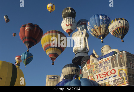 Massenhafte Zustimmung des Heißluftballons aus Bristol Balloon Fiesta Stockfoto