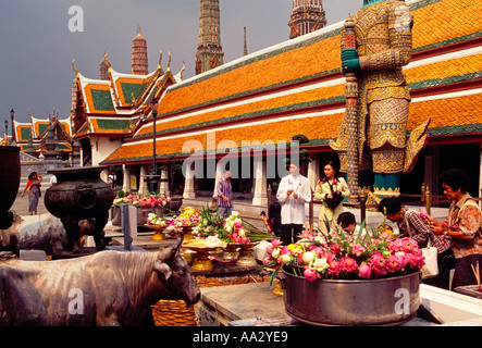 Thais, die Opfer, Gebet, Beten, Wat Phra Si ratana sasadaram, Wat Phra Kaeo, Bangkok, Bangkok, Thailand, Südostasien, Asien Stockfoto