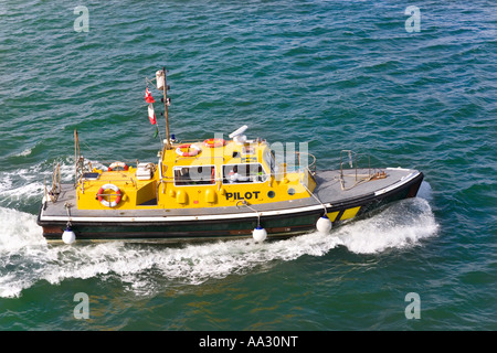 Die Poole Pilot starten Venture angekommen, um das Ausziehen der Pilot von einer ausgehenden Kanalinseln-Fähre Stockfoto