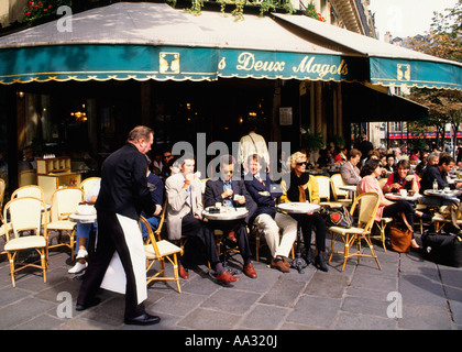 Paris Les Deux Magots Café Restaurant. Kellner serviert Abendessen an Tischen auf der Straße, Pariser Straßenleben Stockfoto