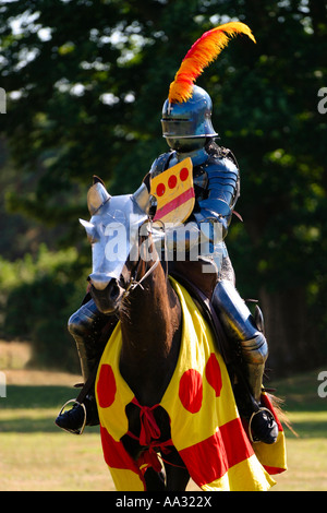 Ritter in Rüstung auf dem Pferderücken am Ritterturnier Stockfoto