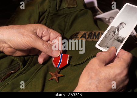Veteran der Armee. Bronzestern-Medaille aus dem Zweiten Weltkrieg auf Armeejacke und Vintage-Schwarz-weiß-Foto eines jungen Marinesoldaten. USA Stockfoto