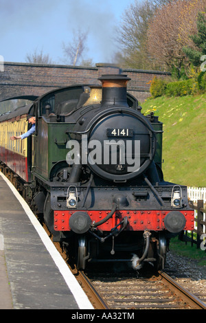 Ex-GWR Tank Motor vorbei unter der Straßenbrücke bei Ankunft am Bahnsteig 1 Rothley Station Stockfoto