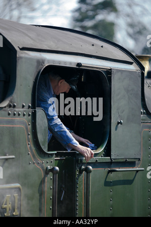 Dampfmaschine Fahrer wartet auf die Flagge, um die Reise Ex GWR Tank starten Stockfoto