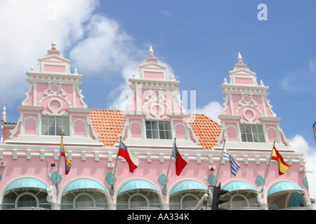 Fassade des Royal Plaza Shopping Mall, Innenstadt von Oranjestad, Aruba, Niederländische Antillen. Stockfoto