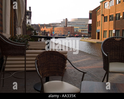 Sitzplätze im Freien in einer Bar im Gas Street Basin, Birmingham UK Stockfoto