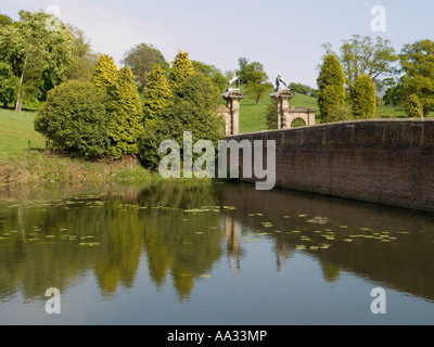 Spiegelungen im Wasser von der Brücke bei Staunton Harold, Leicestershire Stockfoto