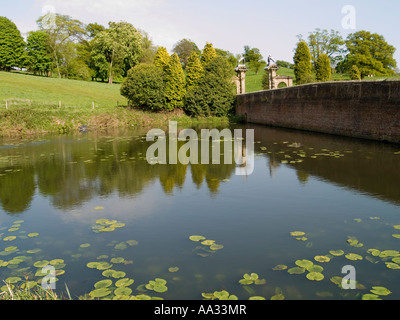 Spiegelungen im Wasser von der Brücke bei Staunton Harold, Leicestershire Stockfoto