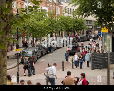 Ein viel beschäftigter Taxis Samstagnachmittag Shopper und Taxis, Wheeler Tor im Stadtzentrum von Nottingham UK Stockfoto