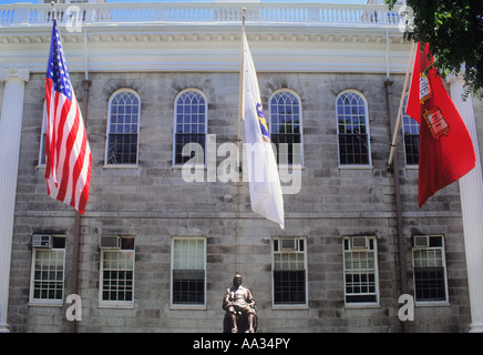 USHarvard University Cambridge Massachusetts Statue von John Harvard in Front Der University Hall Flags Stockfoto
