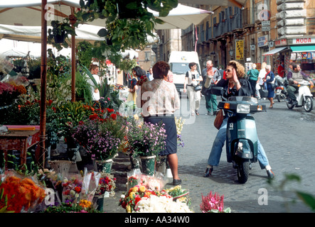Italien Rom Campo de Fiori Marktfrau auf dem Motorrad bei Floristen Stockfoto