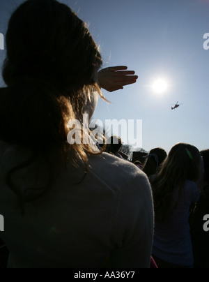 Schulkinder in Guilford Connecticut zusehen, wie eine Küstenwache Hubschrauber kommt an ihre Schule Stockfoto