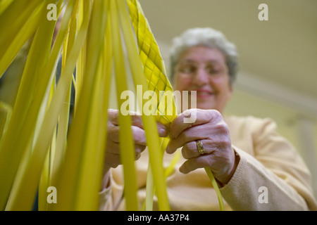 Am Palmsonntag Kirche Damen weben Palmen für Palmsonntag Stockfoto