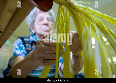 Am Palmsonntag Kirche Damen weben Palmen für Palmsonntag Stockfoto