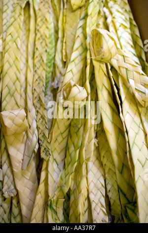 Am Palmsonntag Kirche Damen weben Palmen für Palmsonntag Stockfoto