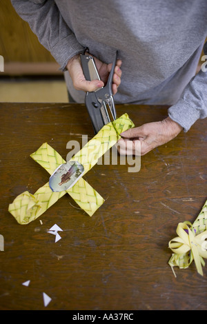 Am Palmsonntag Kirche Damen weben Palmen für Palmsonntag Stockfoto