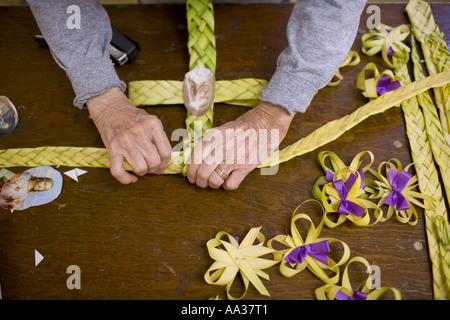 Am Palmsonntag Kirche Damen weben Palmen für Palmsonntag Stockfoto