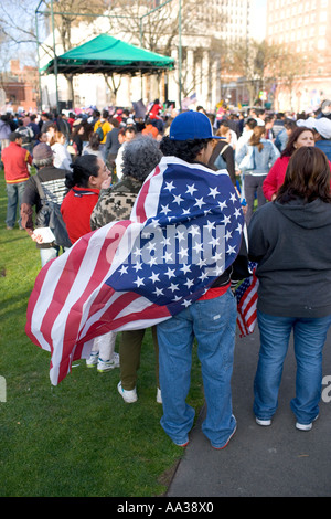 Mann mit US-Flagge bei einer Einwanderer Protest US-Regierung Einwanderungsgesetze in New Haven Green, New Haven, Connecticut, USA Stockfoto