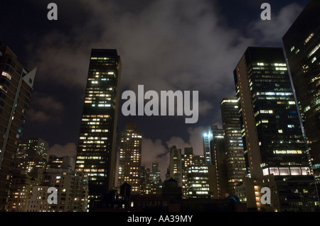 New York Manhattan Skyline bei Nacht Stockfoto