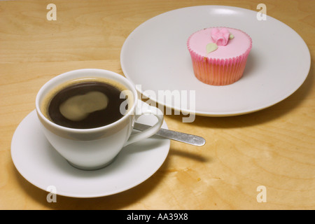 Schwarzer Kaffee und Rosa Kuchen Stillleben Stockfoto